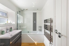 Hair dryer, towels, soap, toilet paper - Guest Favourite Apartment in Central Newbury by Superhost (Newbury)