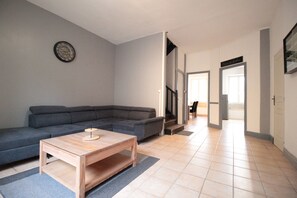 TV - **House by the Water – Dun-sur-Meuse – Wi-Fi – All Comforts** (Dun-sur-Meuse)