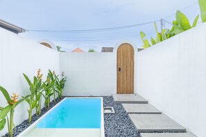 Outdoor pool, sun loungers - Canggu Villa Modern Private Retreat (Canggu)