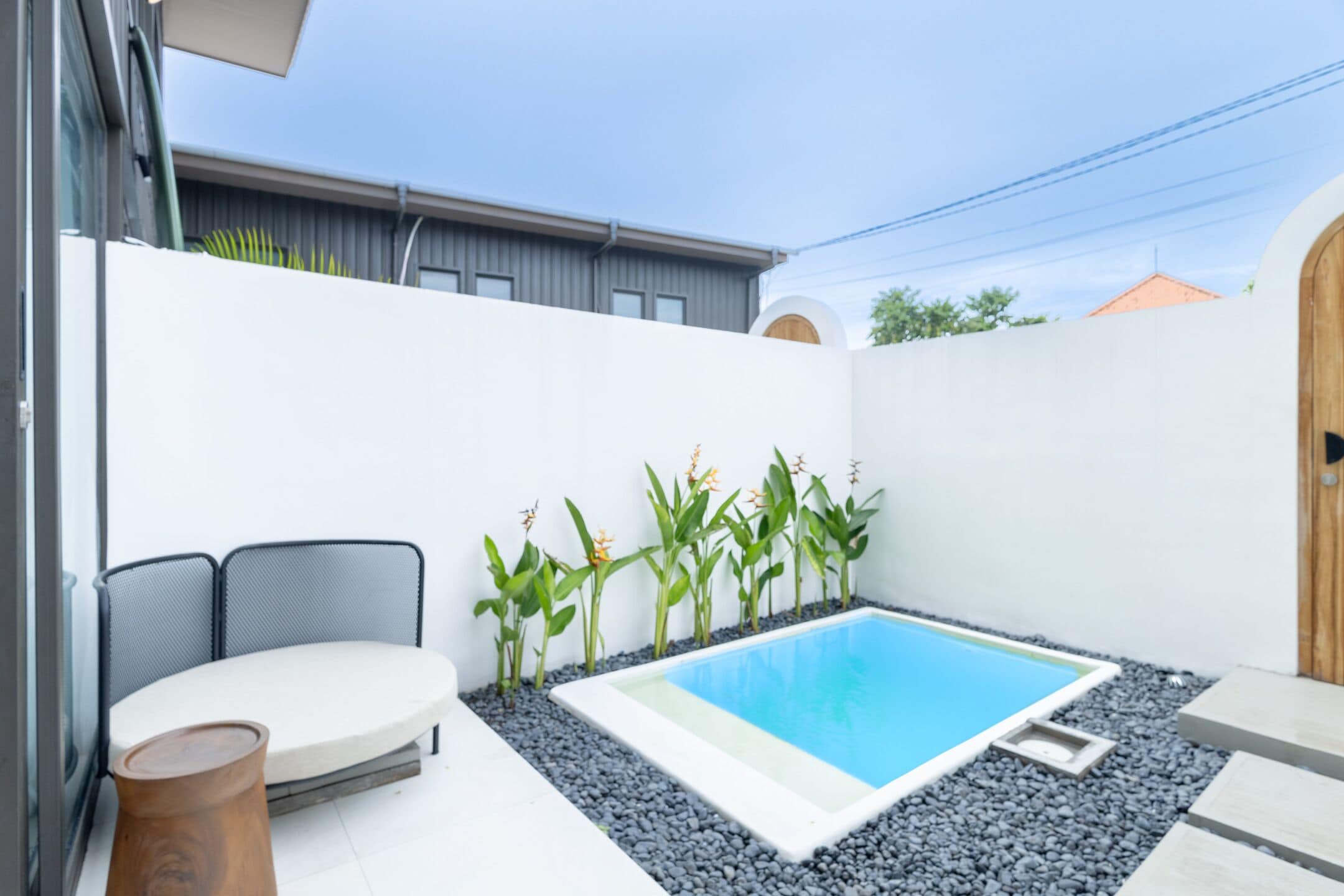 Outdoor pool, pool loungers