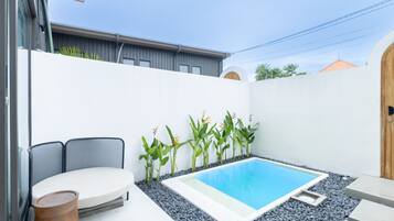 Piscine extérieure, chaises longues