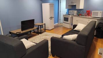 Room, 1 Bedroom | Living room