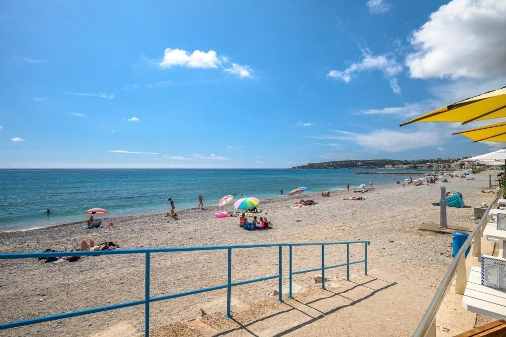 Plage à proximité, chaises longues