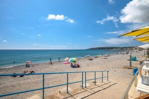 Plage à proximité, chaises longues