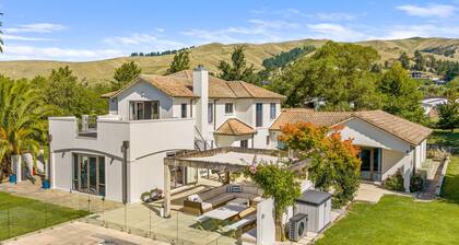 Marlborough Estate: Pool, Spa, Tennis & Pizza Oven