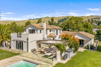 Marlborough Estate: Pool, Spa, Tennis & Pizza Oven