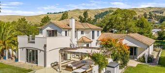 Marlborough Estate: Pool, Spa, Tennis & Pizza Oven