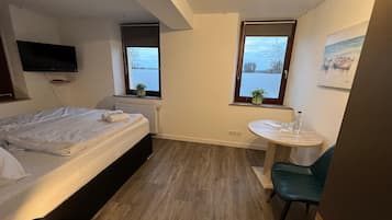 Quarto casal básico, vista para o rio | Escrivaninha, Wi-Fi de cortesia