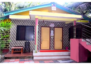 Exterior detail - Belaku Farm House (Gokarna)