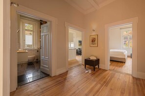 Apartment, Talblick, Zwischengeschoss | Wohnbereich | 55-Zoll-Fernseher mit Satellitenempfang