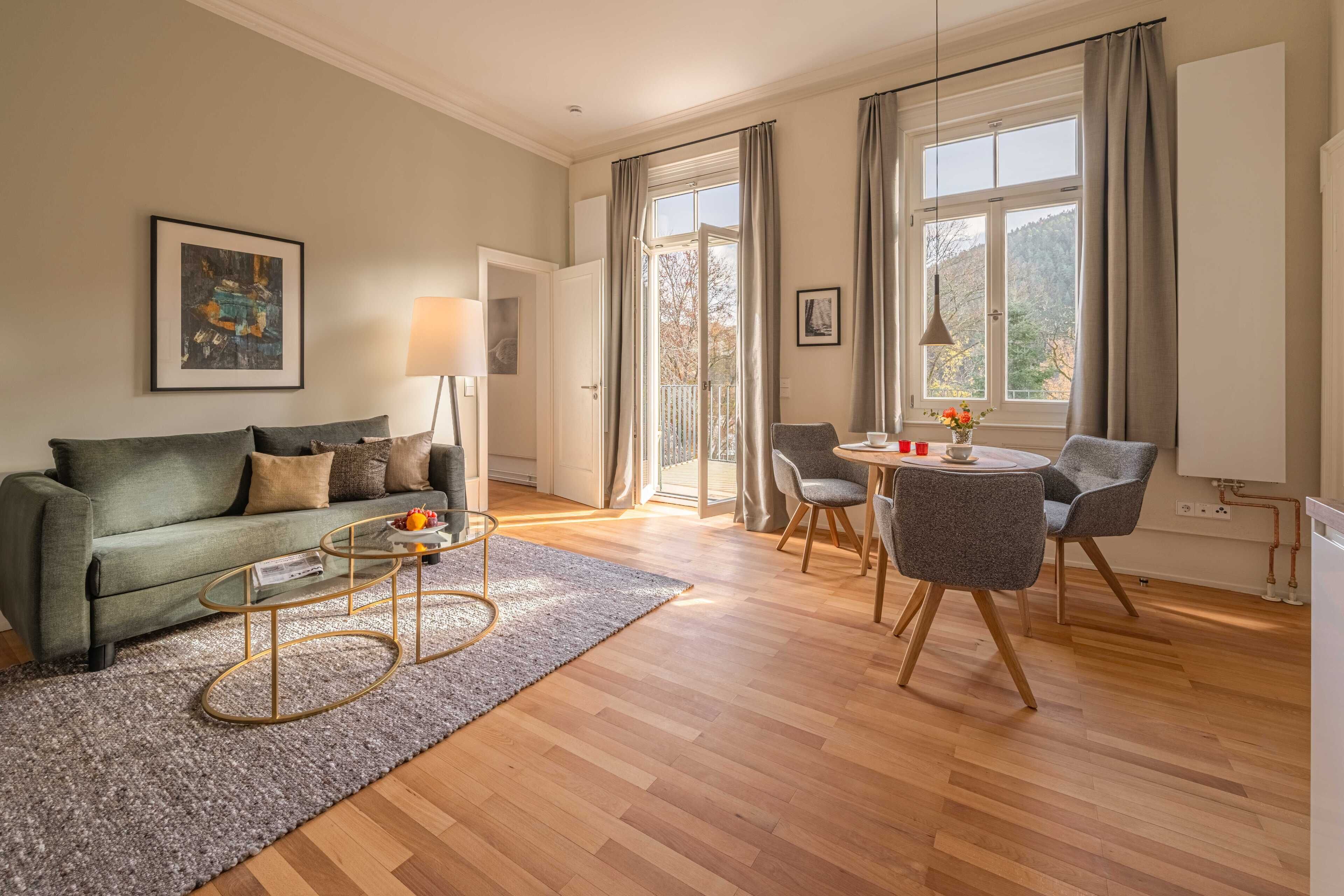 Apartamento, balcón, vistas al jardín | Zona de estar | Televisor de 55 pulgadas con canales por satélite