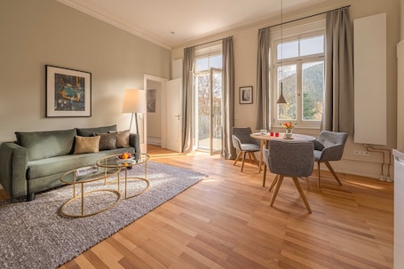 Apartamento, balcón, vistas al jardín | Zona de estar | Televisor de 55 pulgadas con canales por satélite. Teinach Suites - Villa Wilhelmshöhe