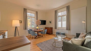 Apartment, Zwischengeschoss | Wohnbereich | 55-Zoll-Flachbildfernseher mit Satellitenempfang