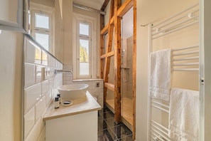 Hair dryer, towels, soap, shampoo - Teinach Suites - Villa Wilhelmshöhe (Bad Teinach-Zavelstein)