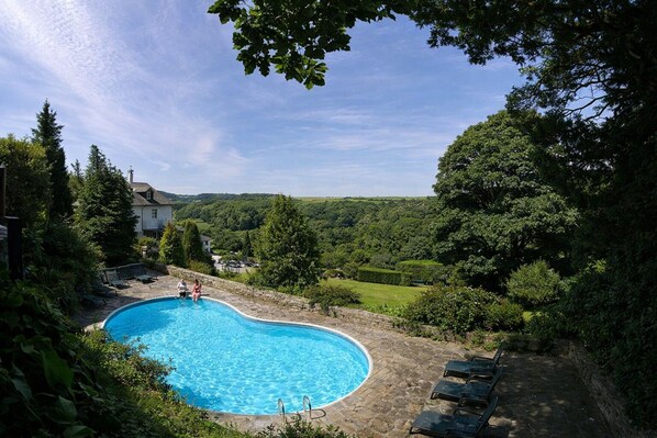 Una piscina al aire libre
