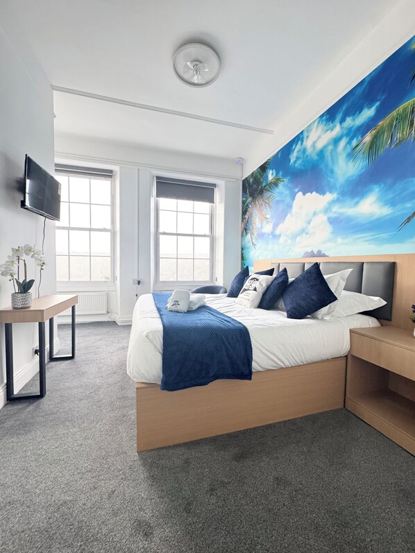 16 bedrooms, iron/ironing board, free WiFi, bed sheets - Bellevue Manor, Pool, Beach, Wedding, Retreat, 10min walk to Looe, Sleeps 24+ (Looe)
