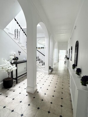 المنشأة من الداخل