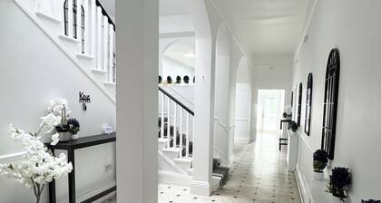 Bellevue Manor, Pool, Beach, Wedding, Retreat, 10min walk to Looe, Sleeps 24+
