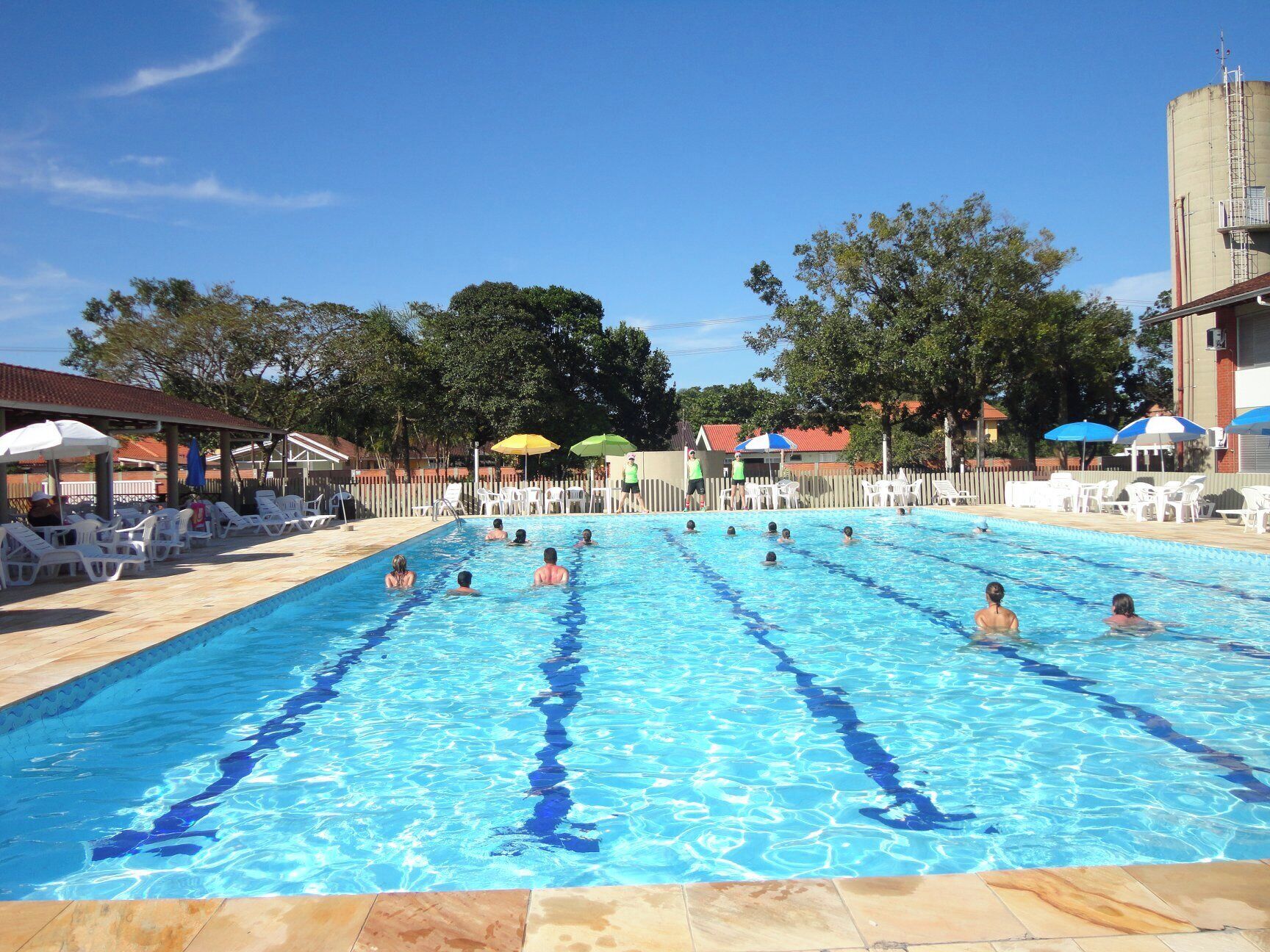 Una piscina al aire libre