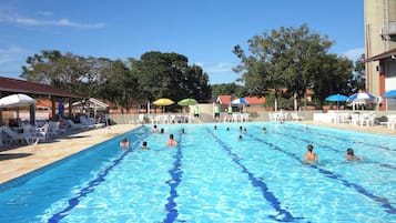 Una piscina al aire libre