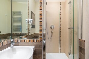 Shower, hair dryer, bidet, towels - HospitalityRome Domus Aureliana: your corner of comfort in the heart of Rome (Roma)