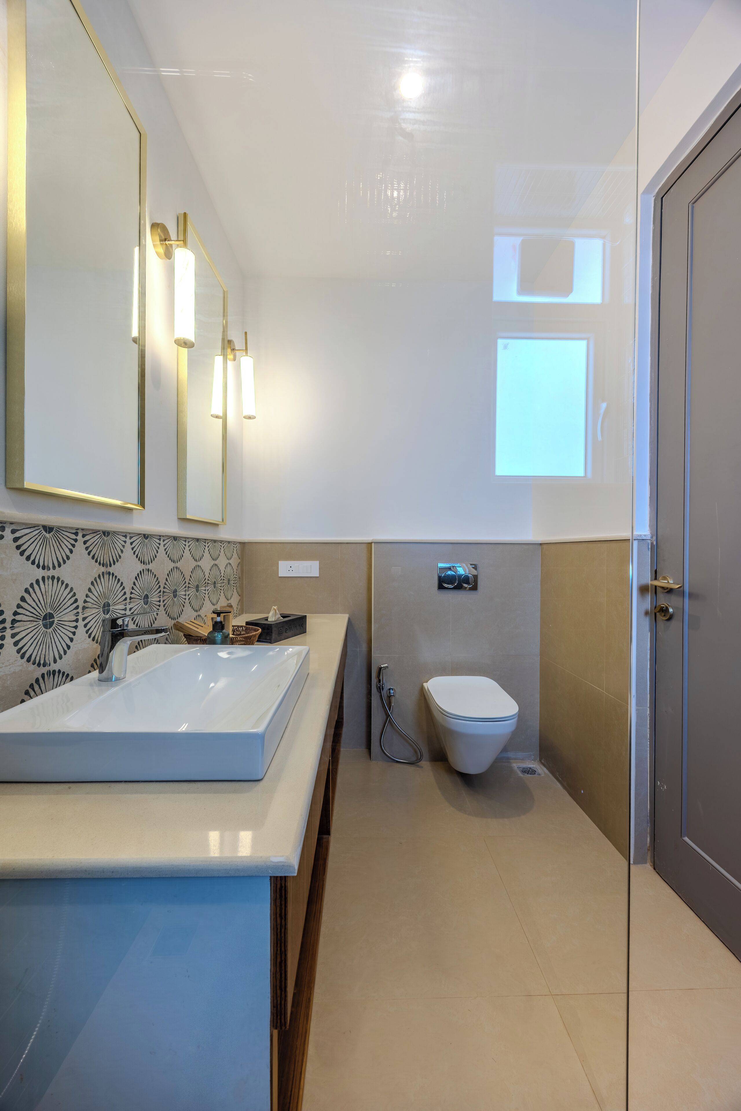 Un baño moderno con un lavamanos grande, un inodoro y una zona de ducha.