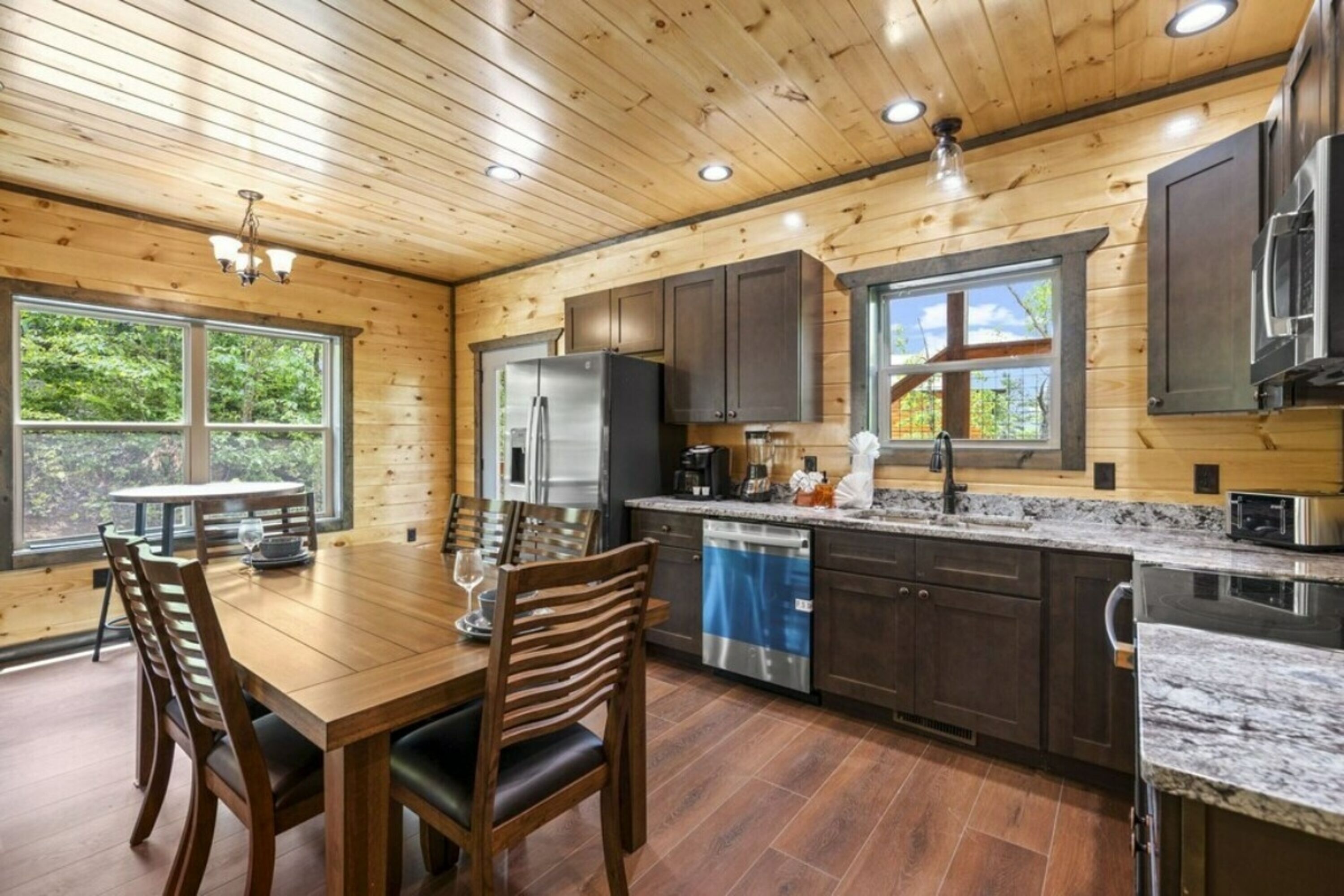 Exclusive Cabin, 2 Bedrooms, Hot Tub, Mountainside | In-room dining