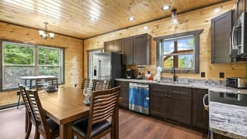 Exclusive Cabin, 2 Bedrooms, Hot Tub, Mountainside | In-room dining