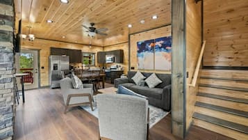 Exclusive-Ferienhütte, 2 Schlafzimmer, Whirlpool, Bergseite | Wohnzimmer | 45-Zoll-Smart-TV mit Digitalempfang, Kamin