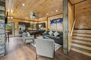 Cabaña exclusiva, 2 habitaciones, bañera de hidromasaje, junto a la montaña | Sala de estar | Smart TV de 45 pulgadas con canales digitales, una chimenea