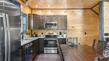 Cabaña exclusiva, 2 habitaciones, bañera de hidromasaje, junto a la montaña | Cocina privada | Frigorífico, microondas, horno y placa de cocina