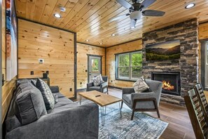 Cabaña exclusiva, 2 habitaciones, bañera de hidromasaje, junto a la montaña | Sala de estar | Smart TV de 45 pulgadas con canales digitales, una chimenea