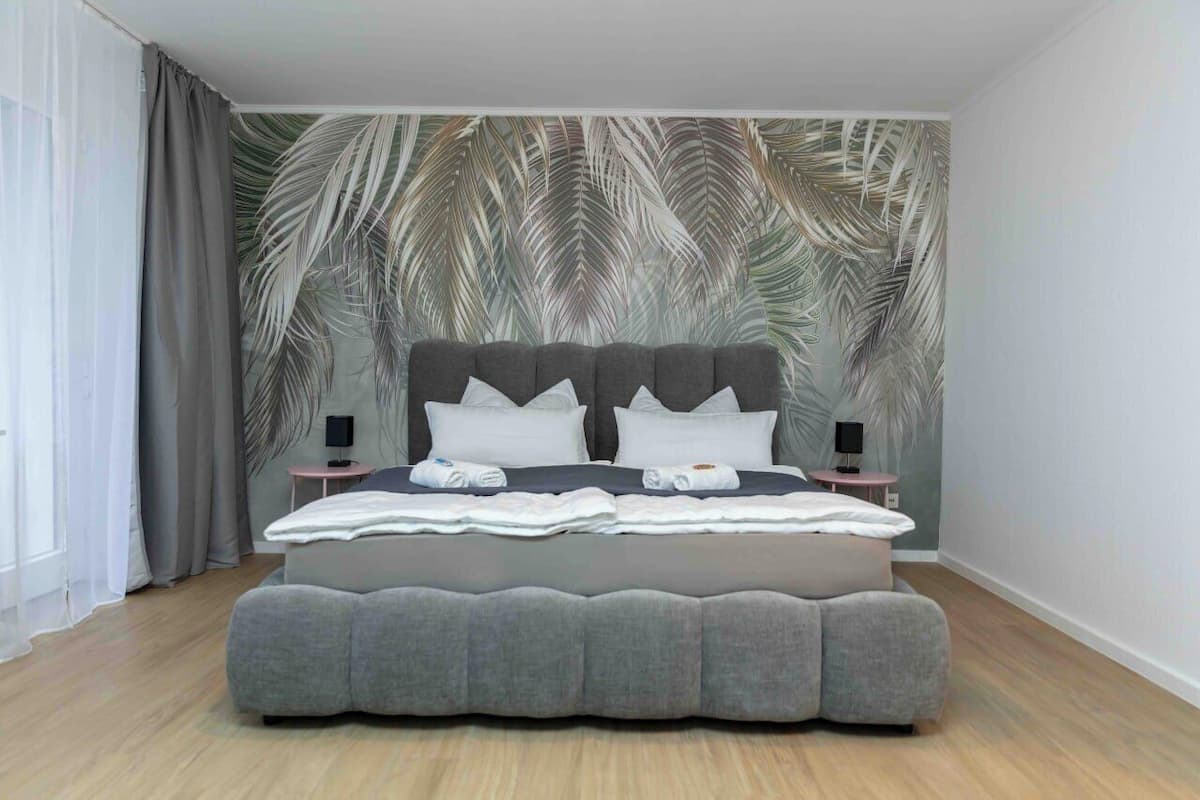 Deluxe Duplex, 1 Bedroom, Kitchen, Canal View | Blackout curtains, free WiFi