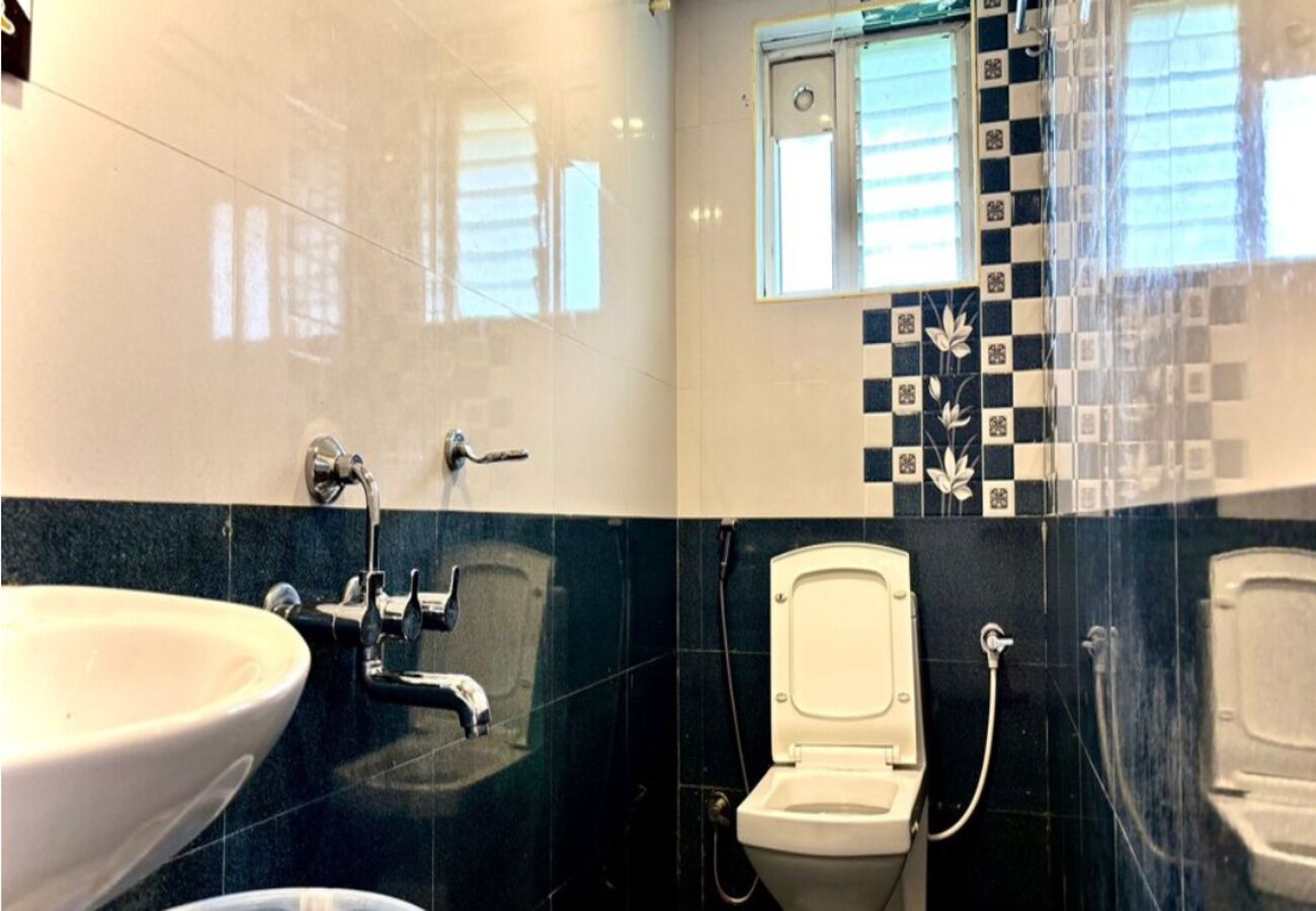 Deluxe Room | Bathroom | Free toiletries, soap, shampoo, toilet paper