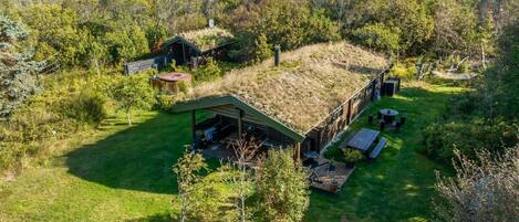 Ferienhütte, 2 Schlafzimmer, Sauna, Gartenblick | Speisen im Freien