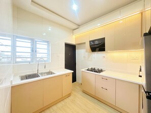 Apartamento superior, sacada, vista para a cidade | Cozinha privada | Geladeira grande, micro-ondas, fogão