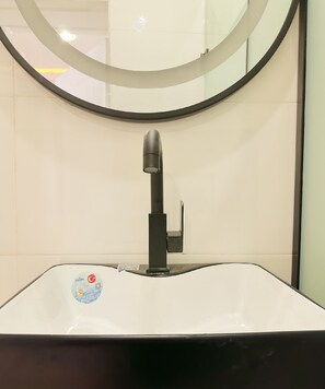 Superior Apartment, Balcony, City View | Bathroom | Towels - LinQues & Bethel Residences (Ibadan)