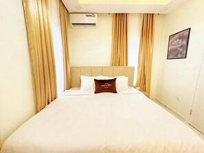 Apartamento superior, sacada, vista para a cidade | Escrivaninha, espaço de trabalho para notebook, Wi-Fi de cortesia