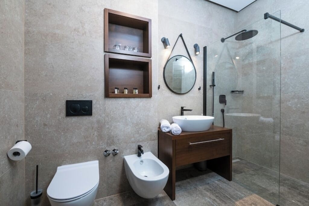 Shower, hair dryer, bidet, towels