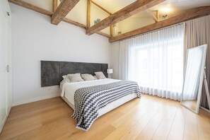 1 habitación, tabla de planchar con plancha, internet y ropa de cama