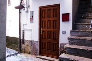 Apartamento panorâmico, vista para o lago | Detalhe da fachada