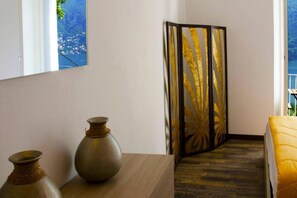 Apartamento panorâmico, vista para o lago | Edredons de pluma, ferros/tábuas de passar roupa, Wi-Fi de cortesia