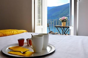 Panoramic Apartment, Lake View | Down comforters, iron/ironing board, free WiFi, bed sheets - La Dolce Vista (Blevio)