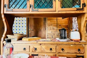 Interior - GuestHost - Comfortable 150 sqm apartment, accommodating up to 6 people, located on the second floor of a building without an elevator.The property is located in a well-served residential area of ​​the town. The pedestrian center and the ski lift are (Courmayeur)