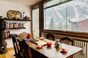 Dining - GuestHost - Comfortable 150 sqm apartment, accommodating up to 6 people, located on the second floor of a building without an elevator.The property is located in a well-served residential area of ​​the town. The pedestrian center and the ski lift are (Courmayeur)
