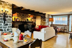 TV - GuestHost - Comfortable 150 sqm apartment, accommodating up to 6 people, located on the second floor of a building without an elevator.The property is located in a well-served residential area of ​​the town. The pedestrian center and the ski lift are (Courmayeur)