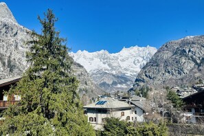 Exterior - GuestHost - Comfortable 150 sqm apartment, accommodating up to 6 people, located on the second floor of a building without an elevator.The property is located in a well-served residential area of ​​the town. The pedestrian center and the ski lift are (Courmayeur)