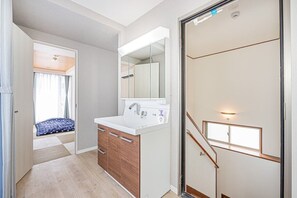 Interior - Luxury 3BR,2-shower,3-toilet!Theater,full kitchen,kids' room& garage.Family-f... (Midori Sumidaku)