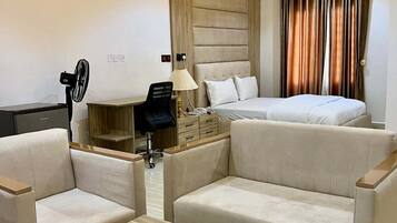 Apartamento económico, balcón, vistas a la ciudad | Caja fuerte, escritorio, espacio para trabajar con un portátil