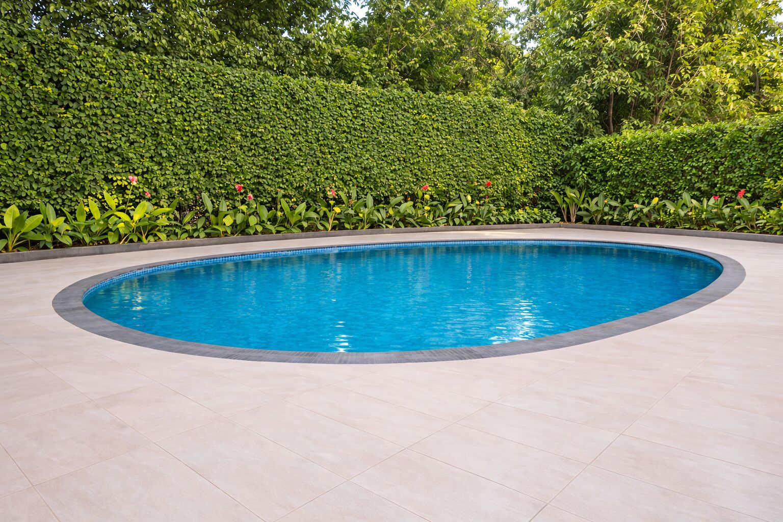 室外游泳池，池畔遮阳伞